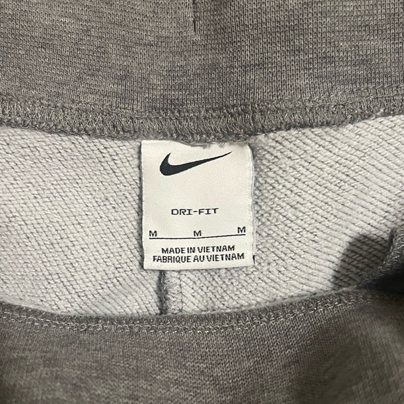 Women’s Nike Shorts - Picture 3 of 4